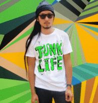 CAMISETA GUCHAGUCHA - JUNK LIFE (LETRAS VERDES)