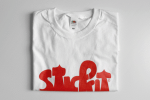 CAMISETA STICKIT LETRAS ROJAS